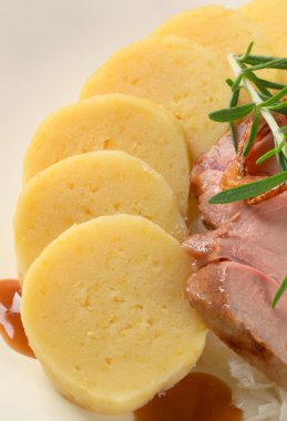 patates köfte ve Beyaz lahana soslu domuz eti