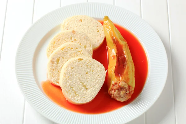 Stuffed pepper with tomato sauce and dumplings — Stock Photo, Image