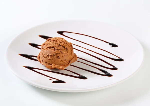 Scoop of chocolate ice creamn — Stock Photo, Image