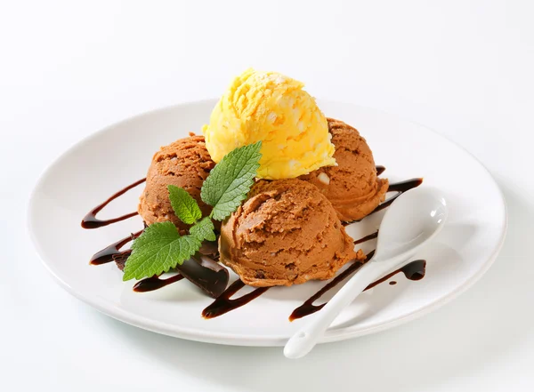 Ice cream with chocolate syrup — Stock Photo, Image