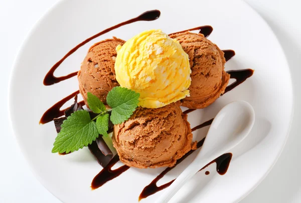 Ice cream met chocolade siroop — Stockfoto