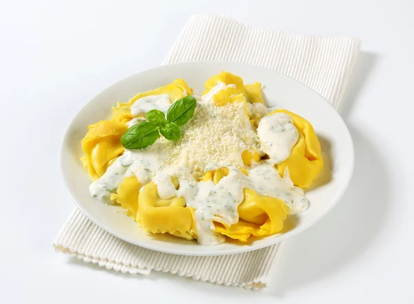 Ricota e tortelloni de espinafre com molho de creme e parmesão — Fotografia de Stock