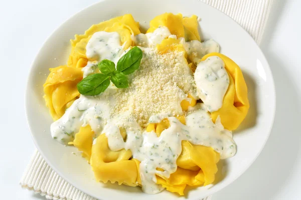 Ricotta and spinach tortelloni with cream sauce and Parmesan — Stock Photo, Image