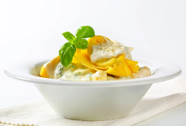 Ricotta and spinach tortelloni with cream sauce and Parmesan — Stock Photo, Image