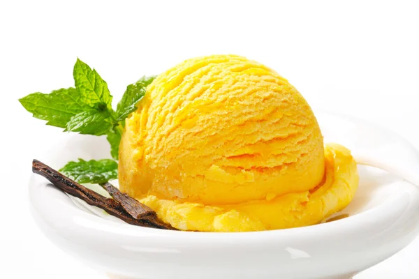 Sárga fagylalt gombóc — Stock Fotó
