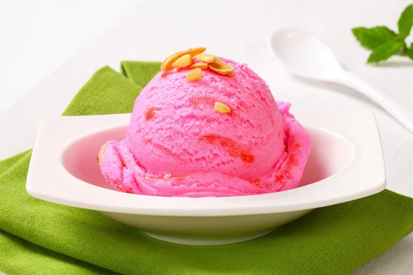 Cucharada de helado rosa — Foto de Stock