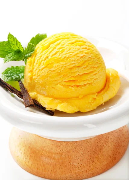 Yellow ice cream — Stock Photo, Image