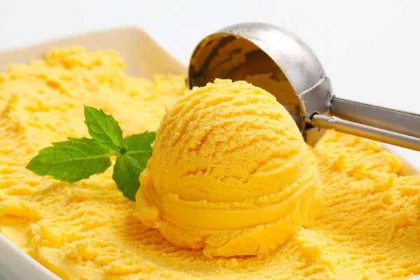 Yellow ice cream — Stock Photo, Image