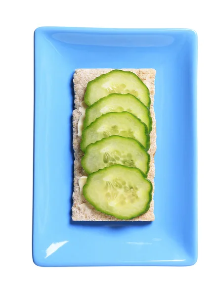 Knapperig brood met verse komkommer — Stockfoto