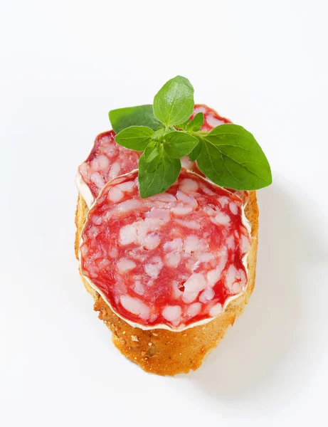 Salami canapé — Stockfoto