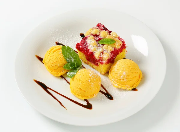 Raspberry cake with ice-cream — Stock Photo, Image
