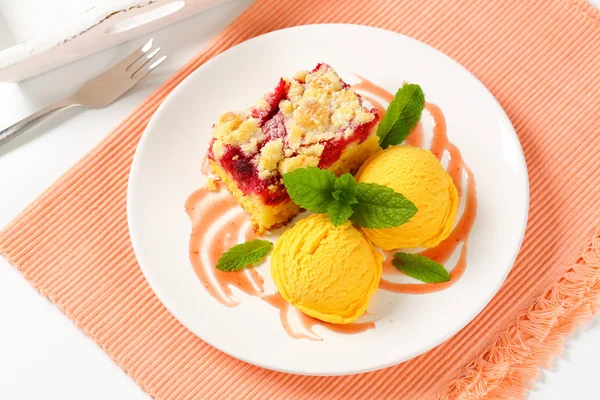 Raspberry cake with ice-cream — Stock Photo, Image