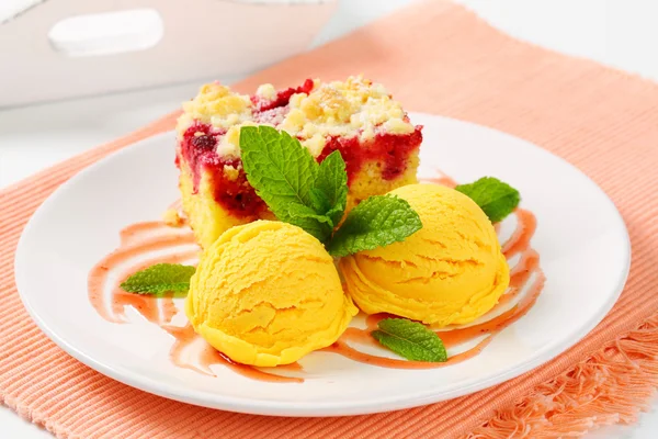 Raspberry cake with ice-cream — Stock Photo, Image