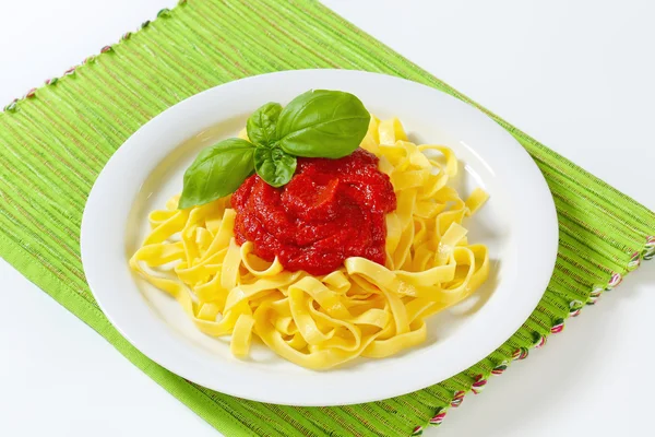 Makaron Tagliatelle z pasta pomidorowa — Zdjęcie stockowe
