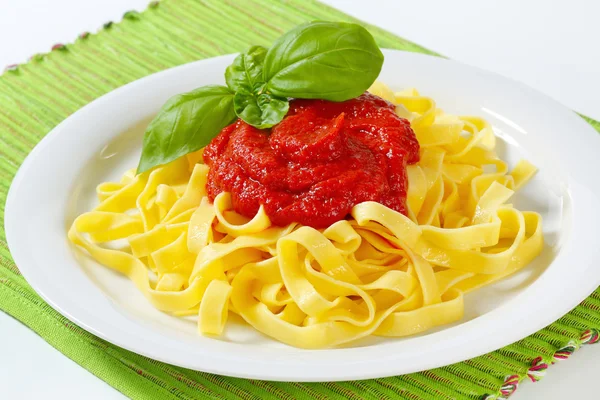 Massa Tagliatelle com pasta de tomate — Fotografia de Stock