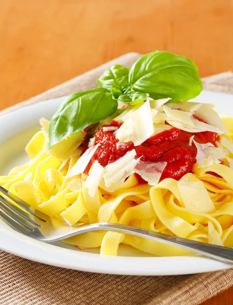 Makaron wstążki z pasta pomidorowa i parmezanem — Zdjęcie stockowe