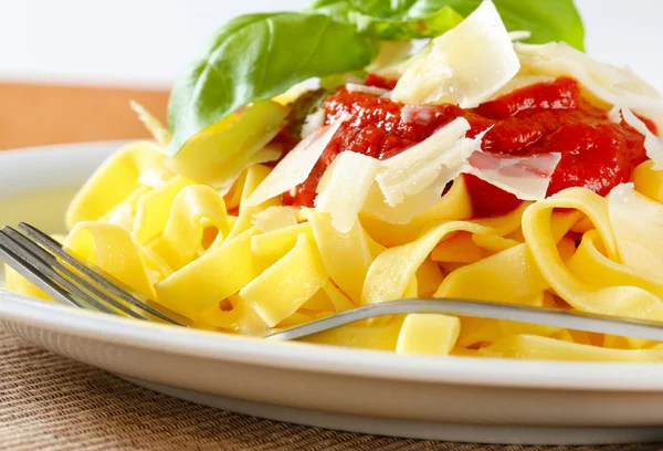 Makaron wstążki z pasta pomidorowa i parmezanem — Zdjęcie stockowe