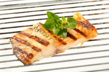 ızgara sazan balığı filetosu