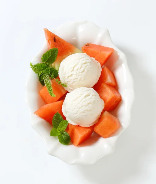 Beyaz dondurma karpuz ile — Stok fotoğraf