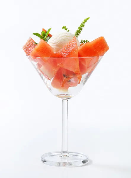 Witte ijs met watermeloen — Stockfoto