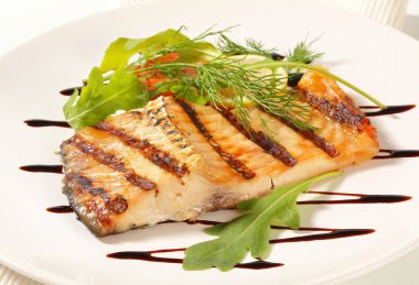 ızgara sazan balığı filetosu