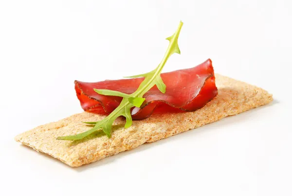 Whole grain crisp bread with smoked beef — Stock Photo, Image