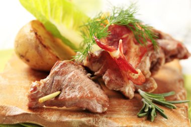 geyik eti souvlaki ve domuz pastırması şeritler