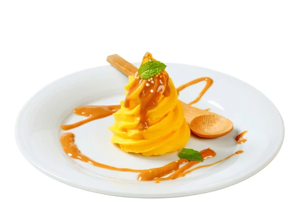 Crema amarilla con salsa de caramelo —  Fotos de Stock