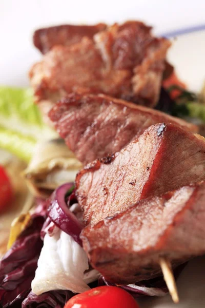 Varkensvlees brochette met groenten — Stockfoto