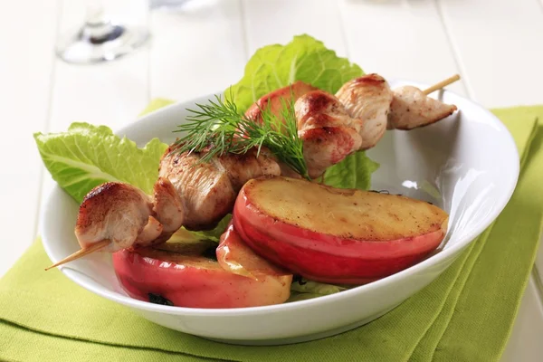 Chicken skewer with baked apple — Stock Photo, Image