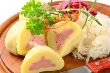 et patates köfte ile rendelenmiş lahana dolması