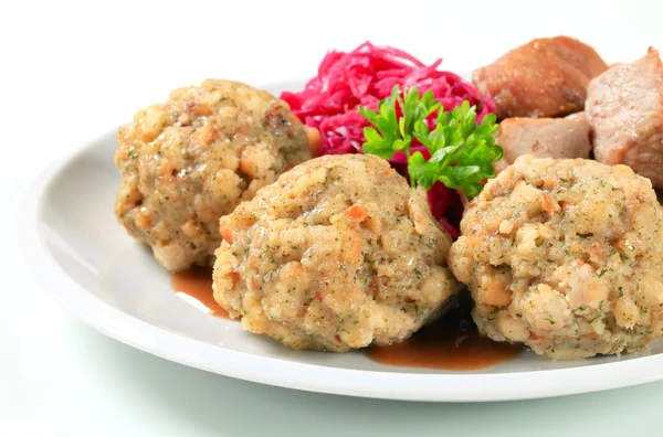 Schweinebraten mit Tiroler Klößen und Rotkraut — Stockfoto