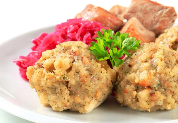 Stekt fläsk med tyrolska dumplings och röda kraut — Stockfoto