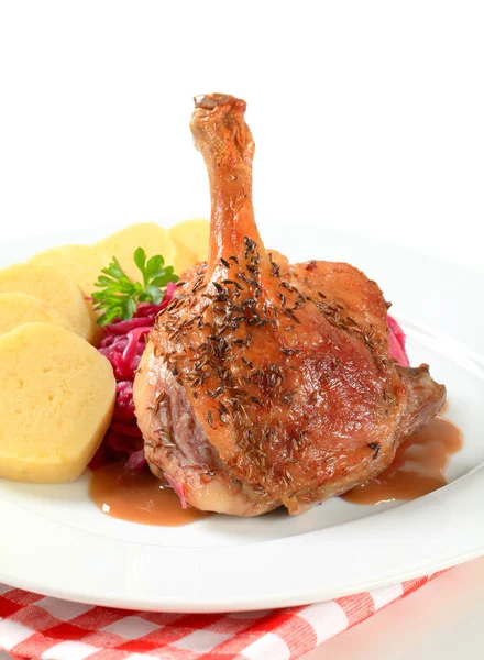 Roast duck with potato dumplings and red cabbage — Stock Photo, Image