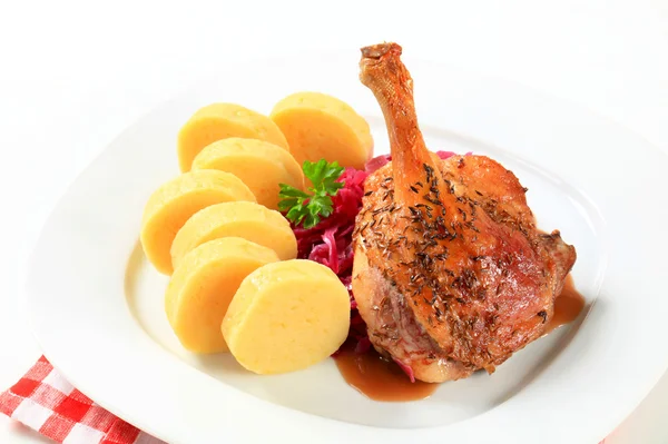 Roast duck with potato dumplings and red cabbage — Stock Photo, Image