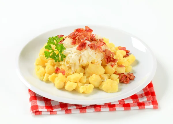 Kleine Kartoffelknödel mit Speck und Kohl — Stockfoto