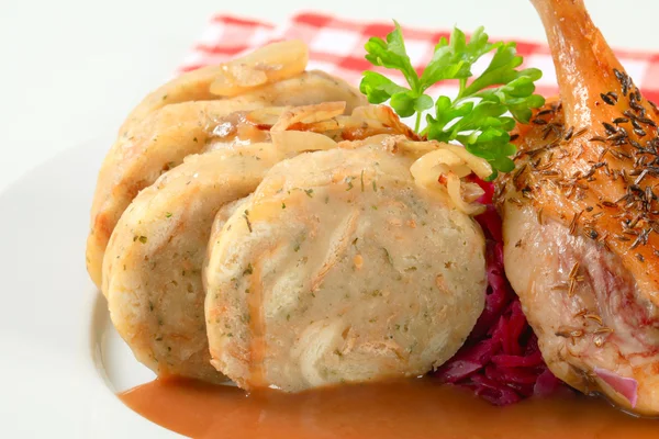 Roast duck with bread dumplings and red cabbage — Stock Photo, Image