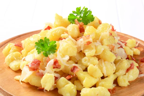 Small potato dumplings with bacon and cabbage — Stock Photo, Image