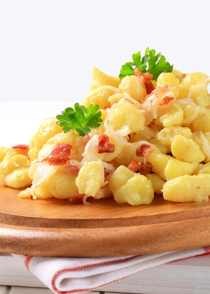 Small potato dumplings with bacon and cabbage — Stock Photo, Image