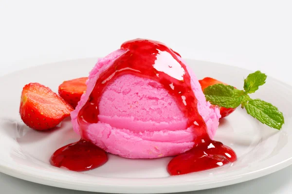 Ice cream with strawberry sauce — Stock Photo, Image