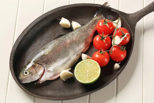 Frische Forellen auf einer gusseisernen Pfanne — Stockfoto