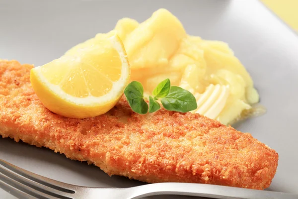 Fried fish with mashed potato — Stock Photo, Image