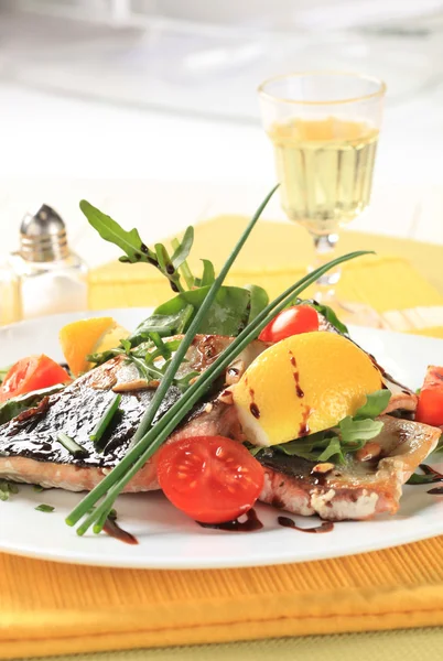 Balık fileto yeşil salata ve domates ile — Stok fotoğraf