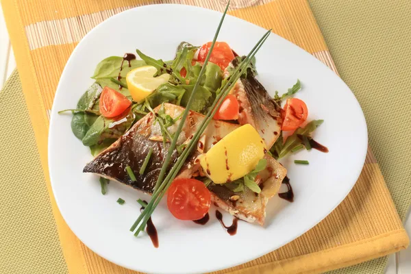 Visfilet met groene salades en tomaten — Stockfoto