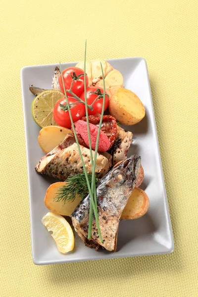 Křupavá pikantní makrely s bramborami — Stock fotografie