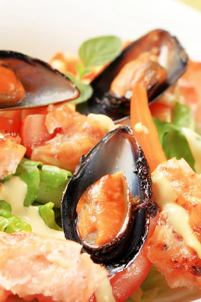 Salmon and mussel salad — Stock Photo, Image