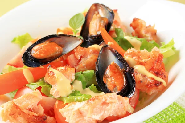 Salmon and mussel salad — Stock Photo, Image