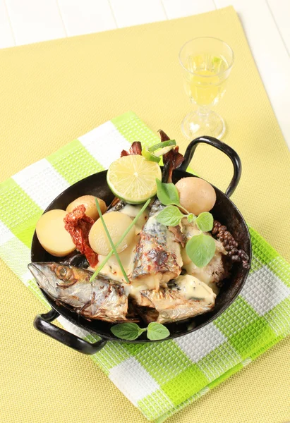 Pan fried mackerel with cream sauce and new potatoes — Stock Photo, Image