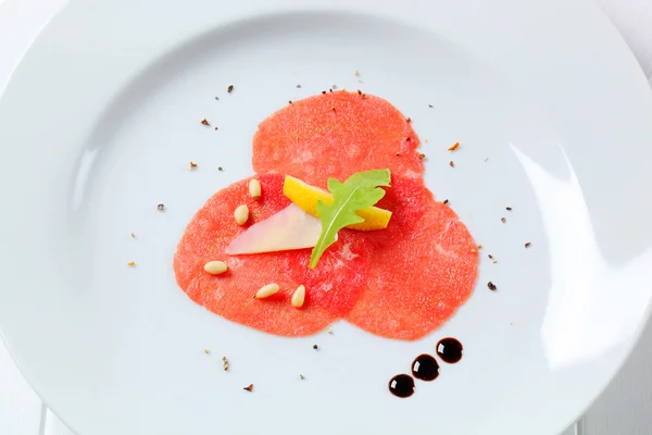 Carpaccio de carne de bovino — Fotografia de Stock