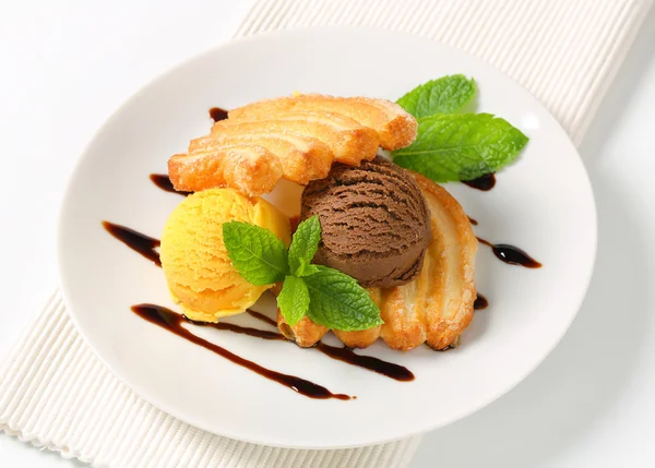 Ice cream with puff pastry biscuits — Stock Photo, Image